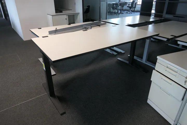 Elektrisch höhenverstellbarer Schreibtisch Maße in cm ca. 180 x 90